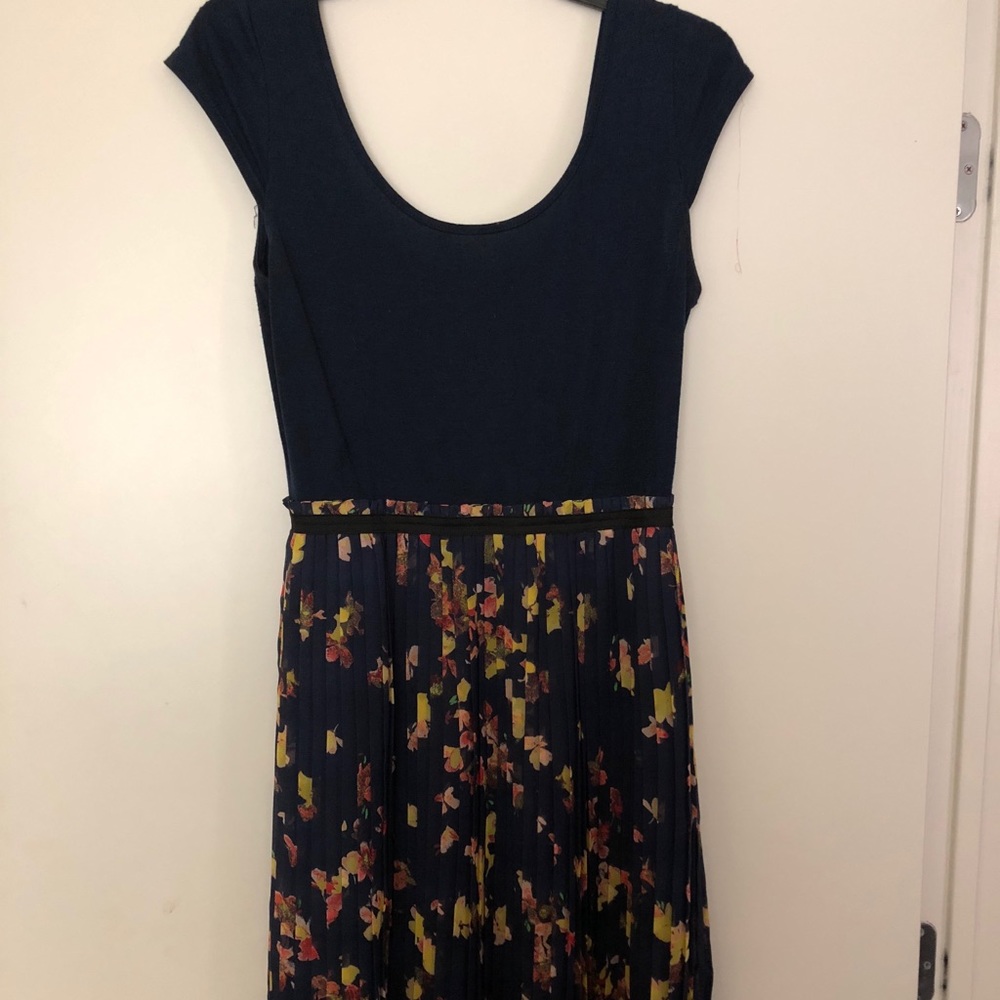 Navy floral scoop-neck sleeveless dress